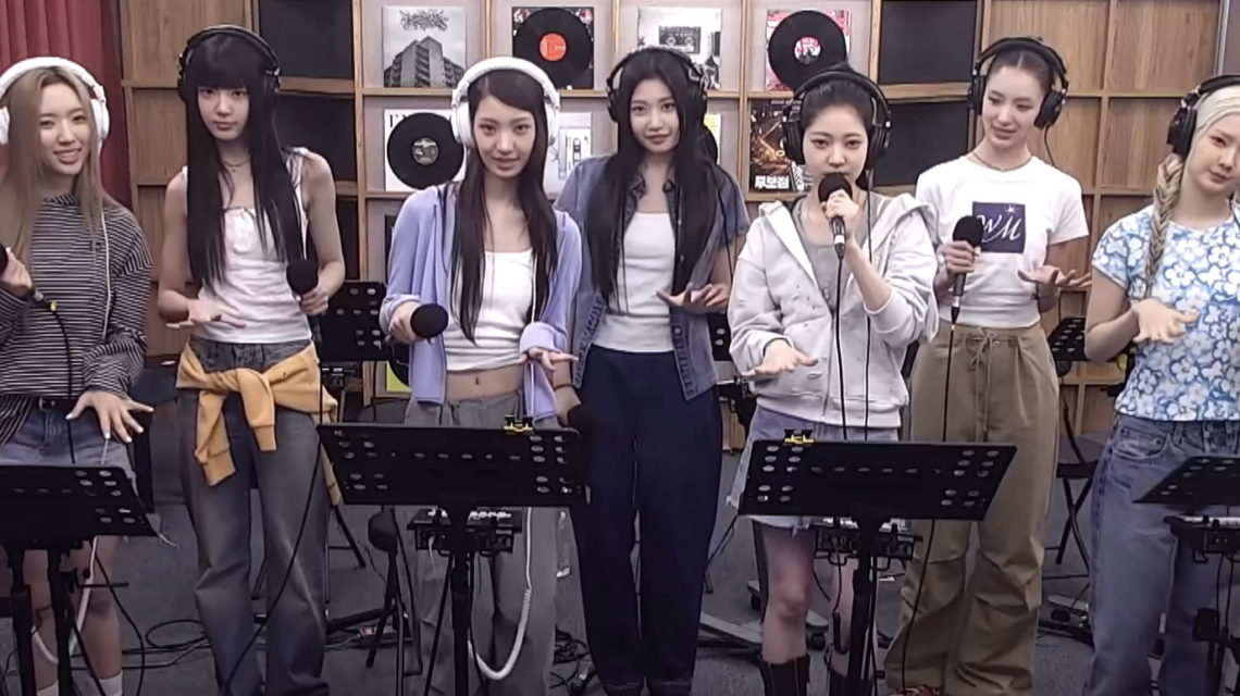 TUIDE während einer Performance von „SUN KISS“ im August 2026. Foto: SBS Radio 에라오 / Wikimedia Commons / CC BY 4.0