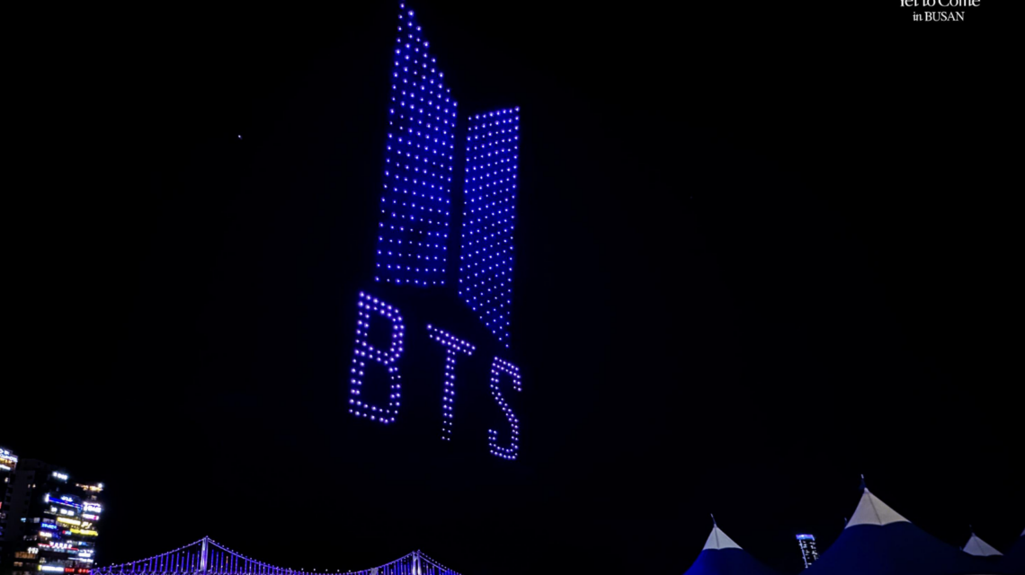 Rund um die BTS-Konzerte im Juni gab es in Busan mehrere Veranstaltungen für Fans. Am Gwangalli Beach gehörte dazu auch eine Drohnenshow. Bild: Visit Busan